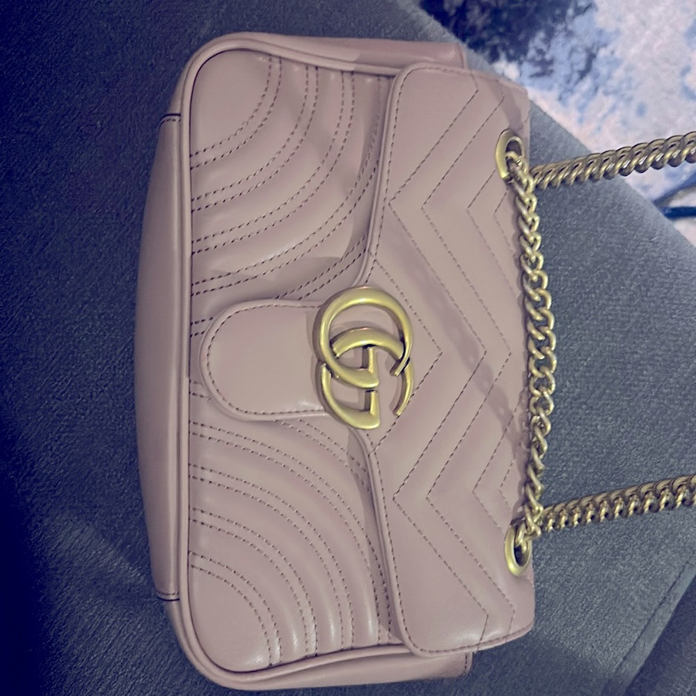 Used Gucci pink purse. Has serial numbers on tag.